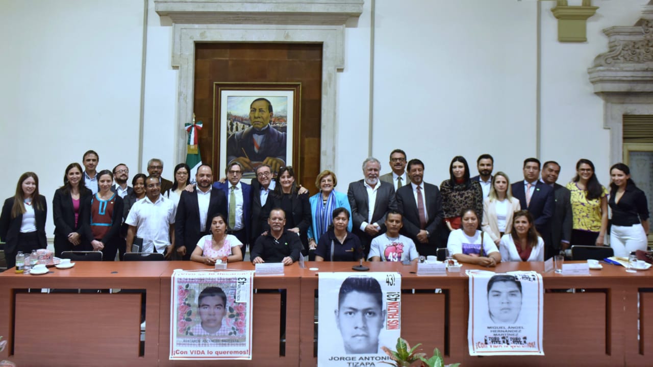Sesión Extraordinaria de la Comisión para la Verdad y el Acceso a la Justicia en el Caso Ayotzinapa Sesión Extraordinaria de la Comisión para la Verdad y el Acceso a la Justicia en el Caso Ayotzinapa